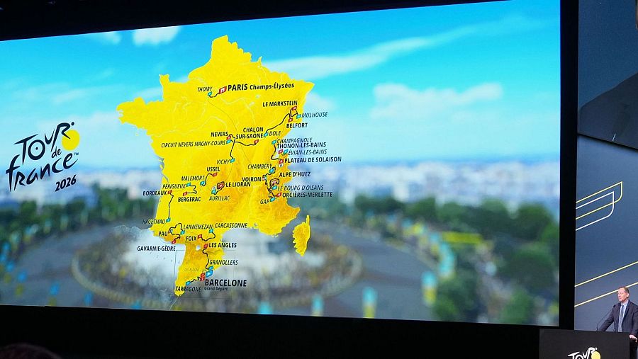 Christian Prudhomme presenta el recorregut del Tour de France 2026, amb Barcelona com a punt de "Grand Départ", acompanyat d'un mapa detallat de França a la pantalla.