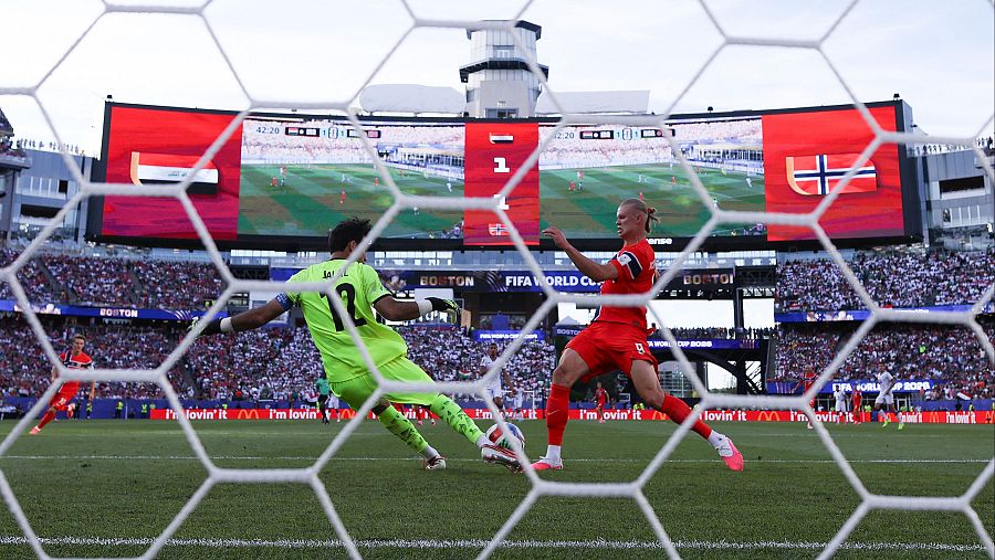 Portera de Irak (Jamal, 12) y Ada Hegerberg de Noruega (9) en acción. Marcador 1-1, tiempo 42:20, "FIFA WORLD CUP". Estadio con cartel "BOSTON".