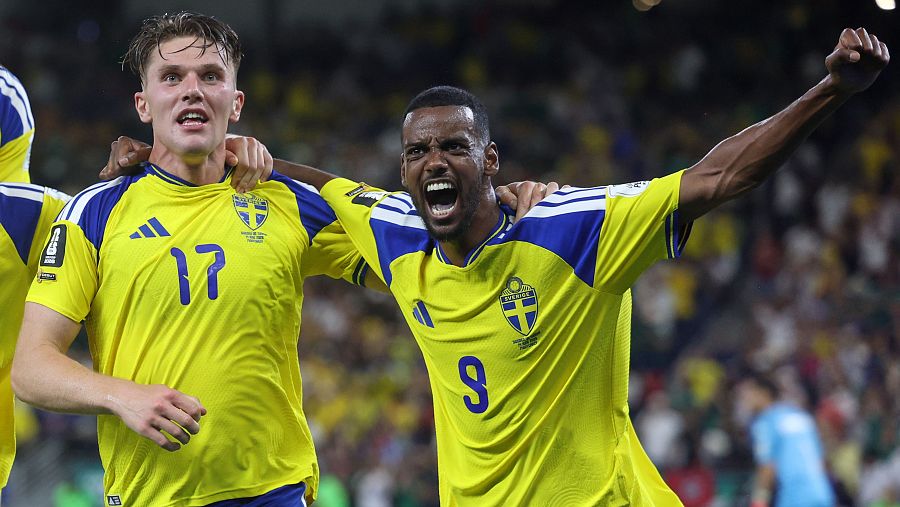 Alexander Isak y Viktor Gyokeres celebran uno de los goles de Suecia durante el partido contra Túnez en el Mundial 2026