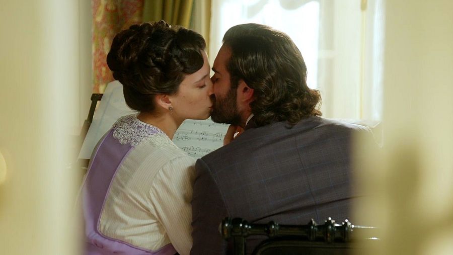 La Promesa: Alguien ve besarse a Martina y Adriano