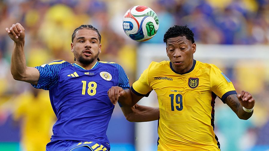 Gonzalo Plata (d) de Ecuador disputa un balón con Armando Obispo de Curazao este sábado, en un partido del grupo E del Mundial de la FIFA 2026.