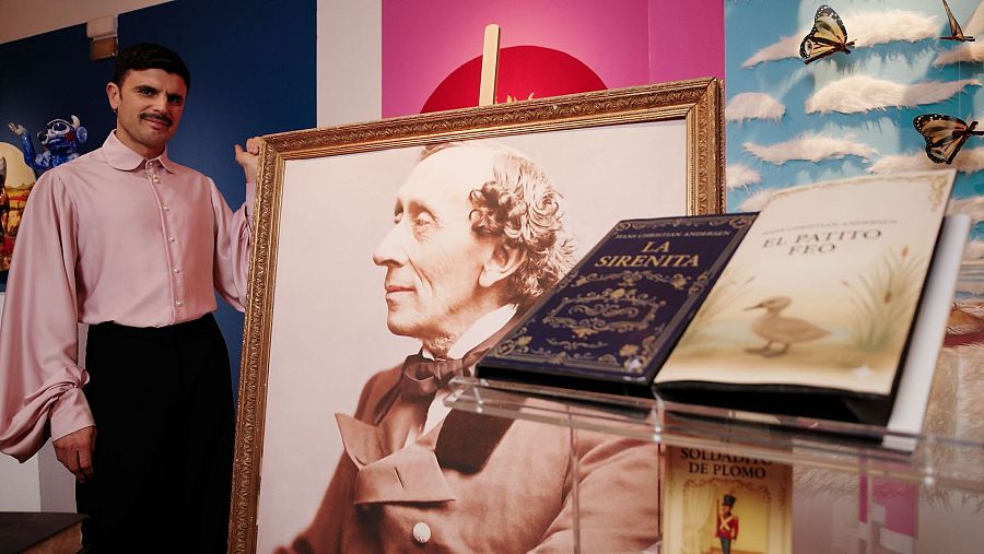 Rodrigo Cuevas presenta Grandes maricas y bolleras de la historia