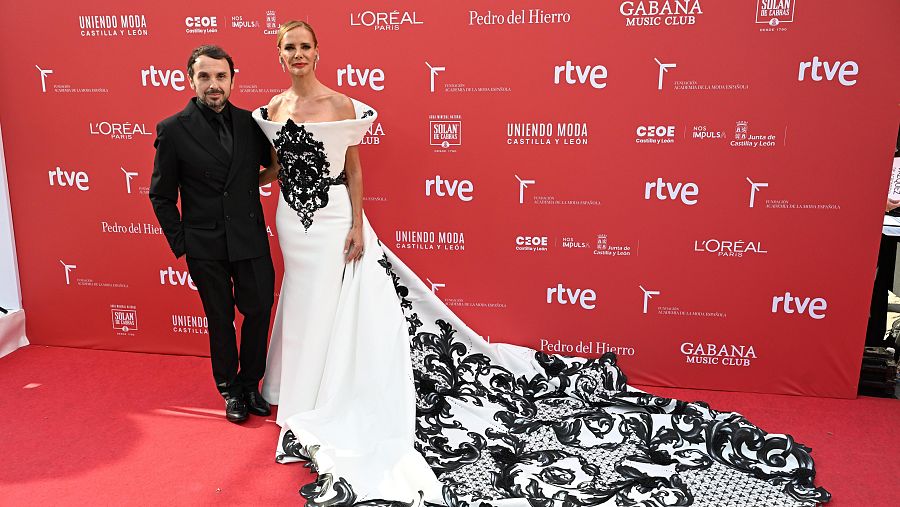 Paula Vázquez y Ruben Hernández en la alfombra roja de la III edición de los Premios Academia de la Moda Española. Ella, de blanco y negro; él, de negro.