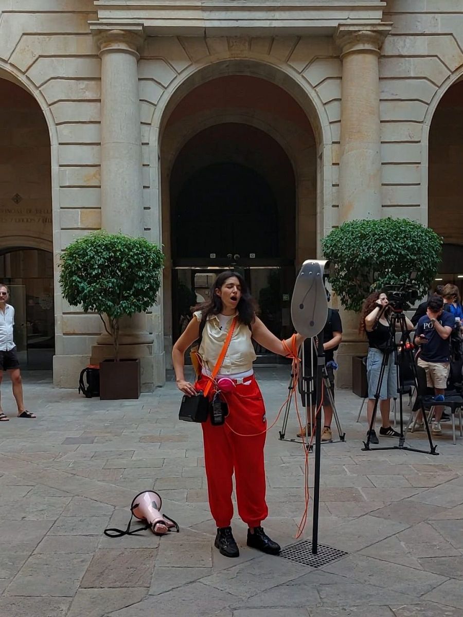 Nicole L'Huillier en un momento de su performance-procesión Pétalo (1 de julio, Barcelona)