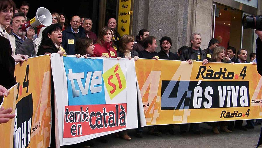 Els treballadors de Ràdio 4 es manifesten contra el tancament de l'emissora, any 2006