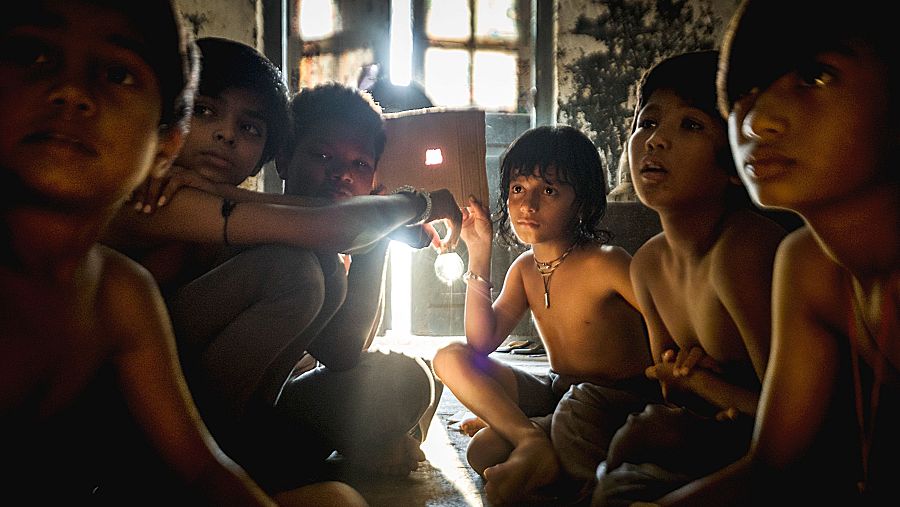 Samay juega con sus amigos a proyectar la luz en 'La última película'
