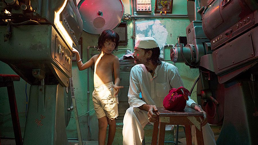 Samay junto con el proyeccionista Fazal en 'La última película'