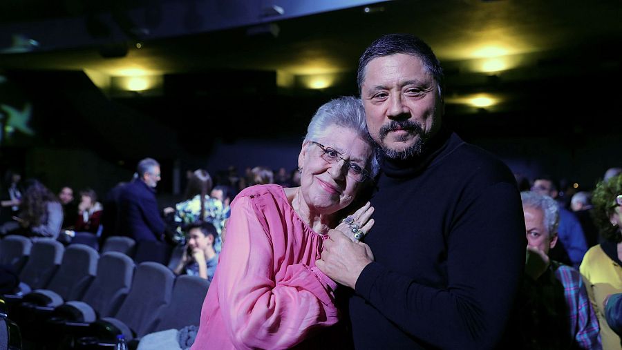 La actriz Pilar Bardem, Medalla de honor, posa junto a su hijo Carlos Bardem, durante la entrega de las Medallas CEC del Círculo de Escritores Cinematográficos, el 28 de enero de 2019, en el Palacio de la Prensa de Madrid