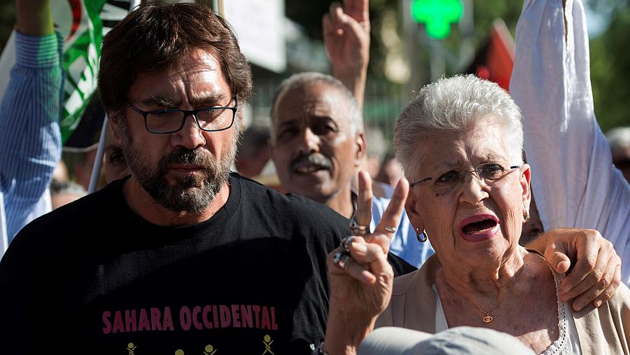 La actriz Pilar Bardem y el actor Javier Bardem durante su asistencia a una concentración para protestar contra la represión de la población civil en el Sáhara Occidental, el 20 de junio de 2019 frente a la Embajada de Marruecos en Madrid