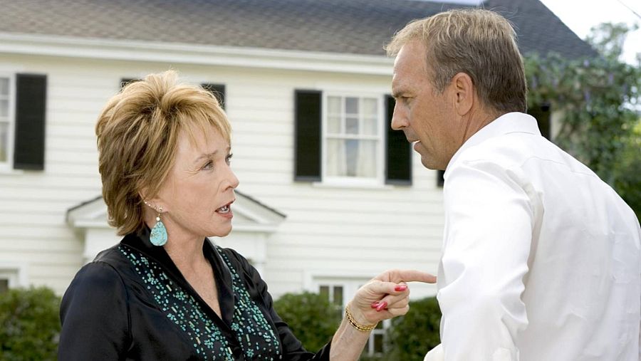 Kevin Costner y Shirley MacLaine en 'Dicen por ahí...'.