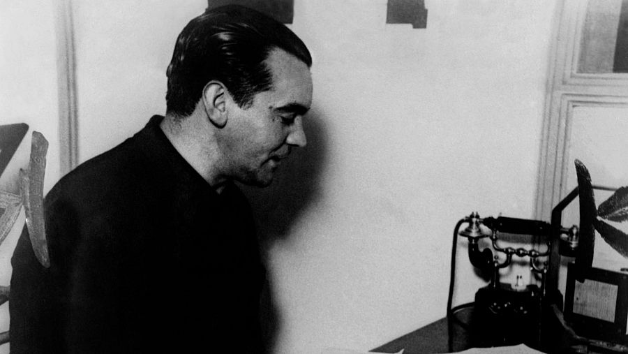 Federico García Lorca en Radio Stentor, Buenos Aires, 1933. Fotografía histórica en blanco y negro de su audición, con un teléfono antiguo y equipo de radio.