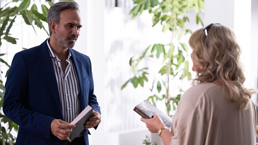 Gerald Kyd y Sally Lindsay en 'La trampa del amor'