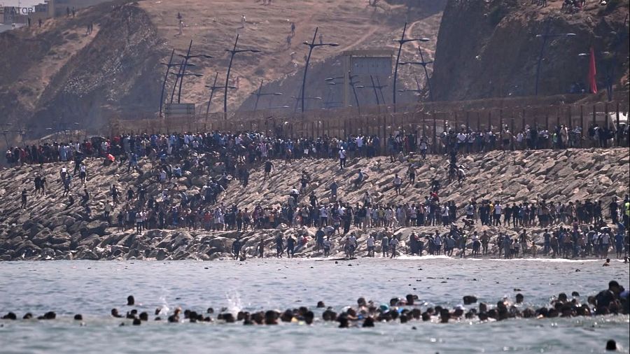 Un gran número de personas se reúnen en la frontera listos para cruzarla