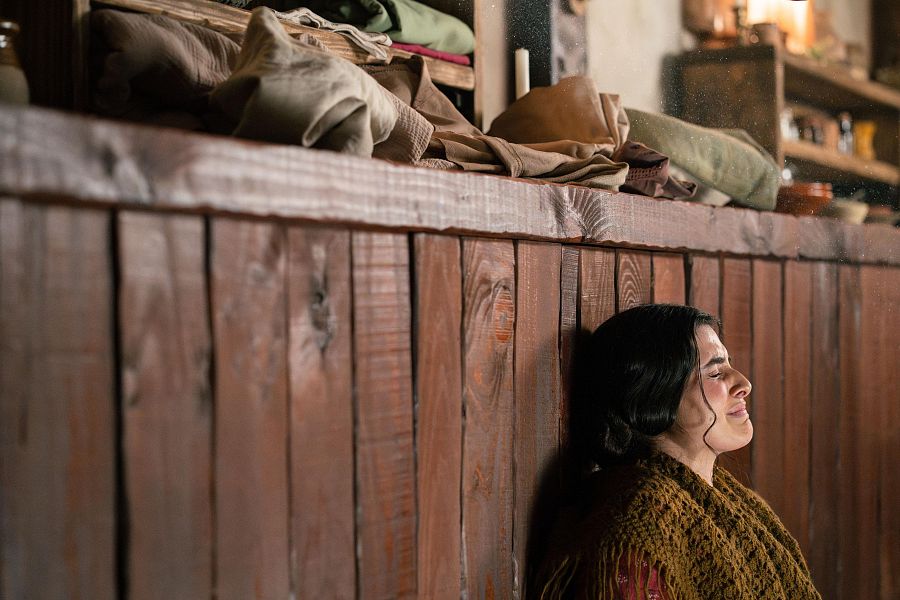 Luisa llora en la cabaña de las parteras