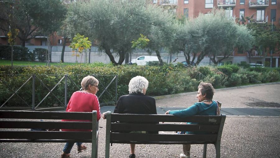 Un grupo de mujeres beneficiadas por estas iniciativas en Sant Feliu de Llobregat (Barcelona).