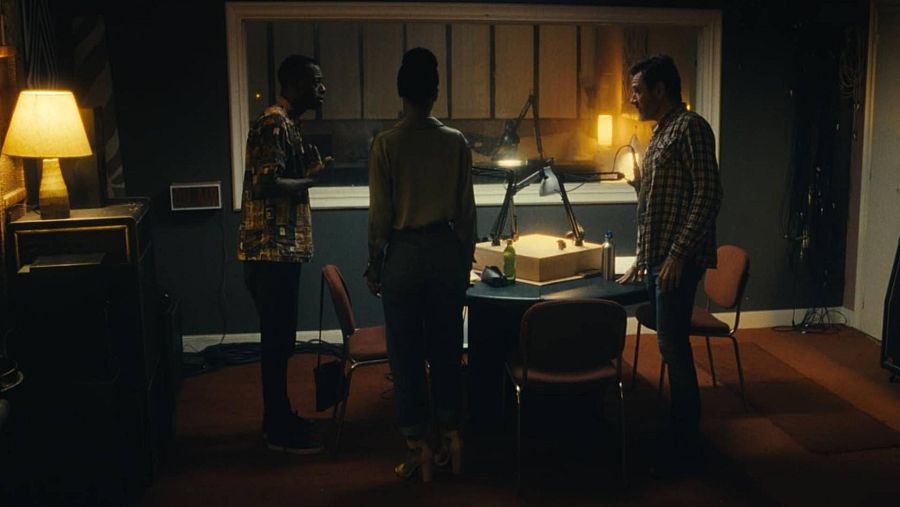 Alex Brendemühl, Nansi Nsue y Boré Buika en un fotograma de 'Hate Songs'.