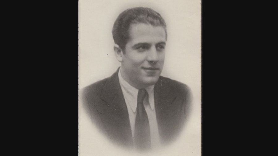 Retrato clásico en blanco y negro de Rafael Rodríguez Rapún, joven con traje oscuro, camisa blanca y corbata, expresión serena y leve sonrisa.