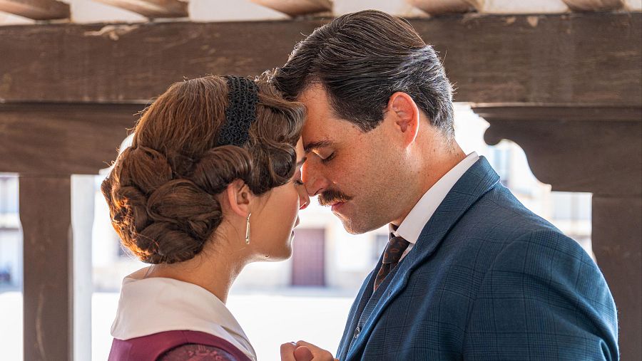 La Promesa: Manuel regala a Julieta una cinta roja para sellar su amor