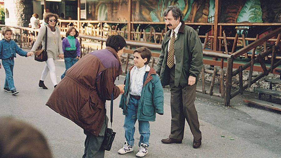 Matías (José Sacristán), Angelines (María Barranco) y su hijo Iván (Sergio Aguilera) en el Parque de Atracciones de Madrid.