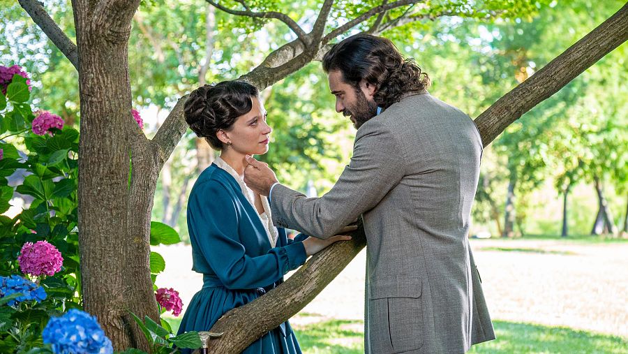 La Promesa: Adriano y Martina sellan su despedida con un beso