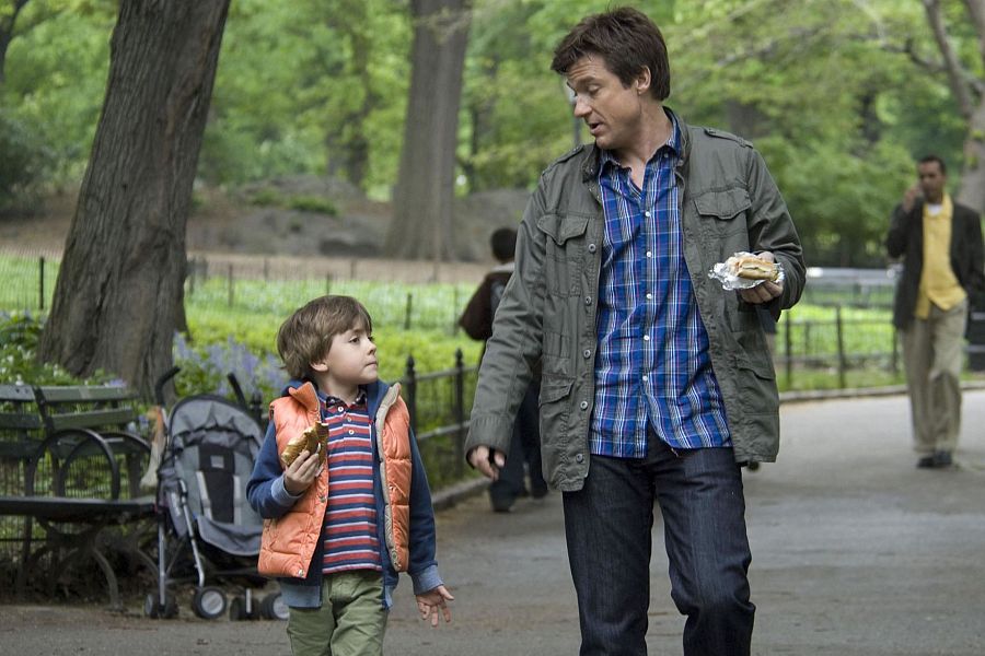 Thomas Robinson y Jason Bateman en 'Un pequeño cambio'