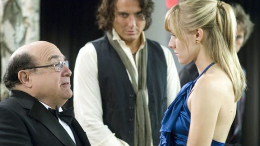 Kristen Bell y Danny DeVito en un momento de 'En la boda de mi hermana'