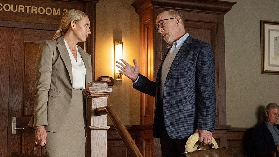 Toni Collette y J.K. Simmons en 'Jurado número 2'