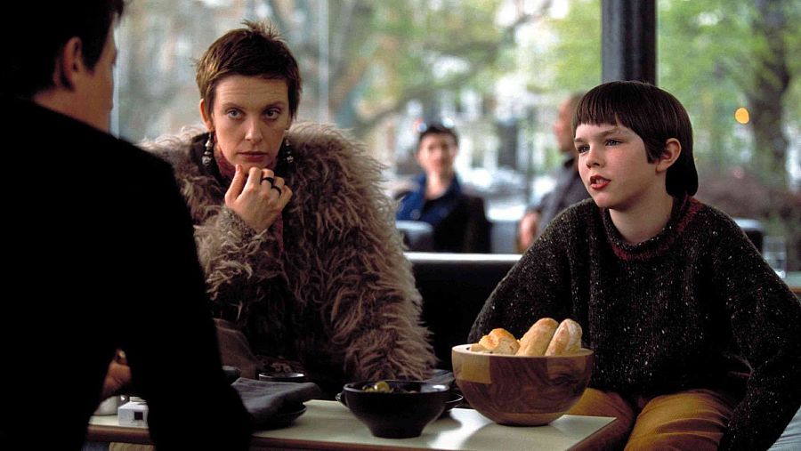 Toni Collette y Nicholas Hoult en 'Un niño grande'