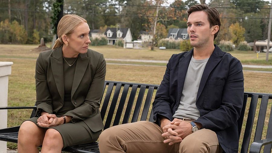 Toni Collette y Nicholas Hoult en 'Jurado número 2'