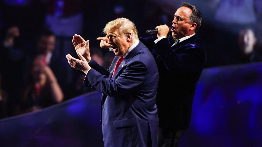 El presidente de Estados Unidos, Donald Trump, acompañado por el cantante de ópera Christopher Macchio