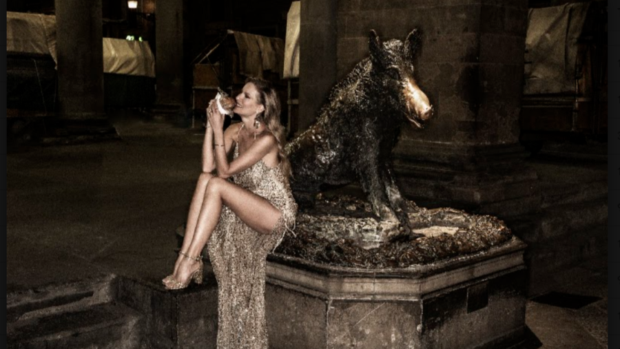 Una modelo con un vestido de noche come un bocadillo en 'Il Porcellino' en Florencia.