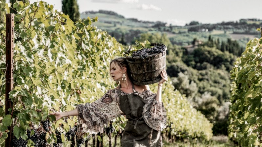 Una mujer vendimia en la Toscana lujosamente ataviada.