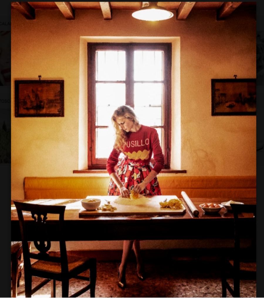 Una mujer moldea una pasta para hacer fusilli.