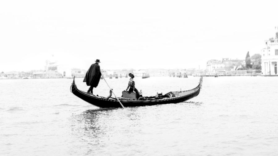 Una góndola surca el gran canal de Venecia.