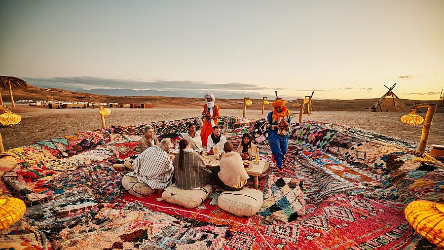 Turistas en en desierto en Marruecos