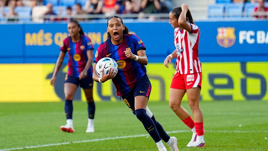 La centrocampista del Barcelona Vicky López celebra su gol durante el partido de Liga F entre el Barcelona F y el Atlético de Madrid.