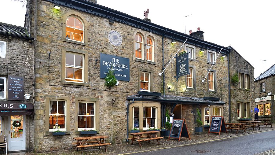 Hotel The Devonshire, fachada de The Drovers Arms en la serie
