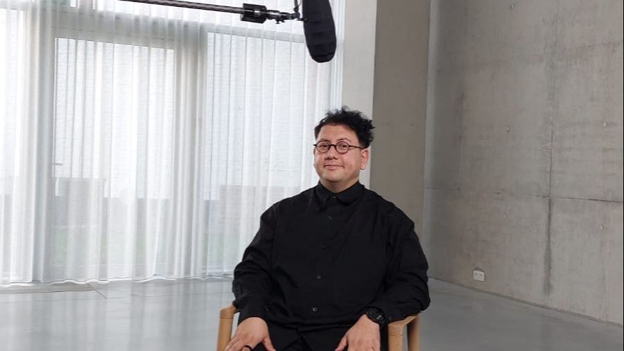 Refik Anadol en un momento de la entrevista de Metrópolis (Brujas, 2026)