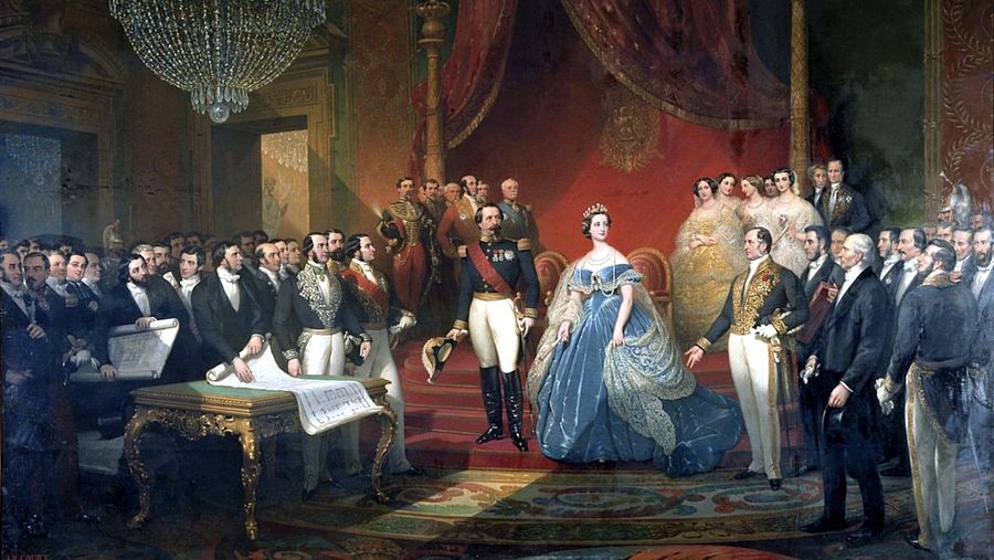 Napoleón III y Eugenia de Montijo, Emperadores de Francia, posan en el Palacio de Saint Cloud. Él, con uniforme militar; ella, de origen español, con vestido azul y tiara. Cortesanos y documentos completan la escena palaciega.