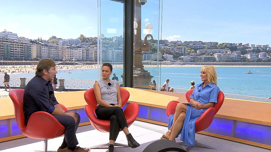 Antonio de la Torre y Patricia López Arnaiz con Cayetana Guillén Cuervo en el set de RTVE en el Festival de San Sebastián.