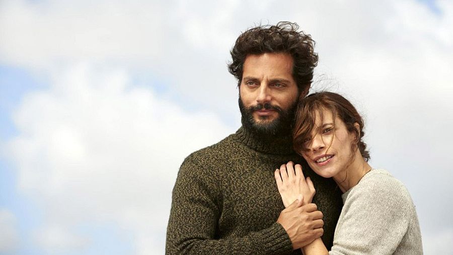 Maribel Verdú y Joaquín Furriel en El faro de las orcas