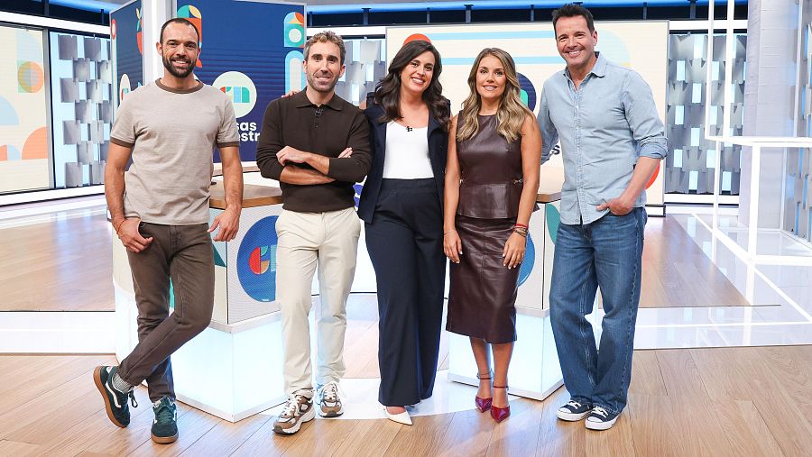 Aitor Albizua y Aida Bao junto a los colaboradores de 'Cosas Nuestras'