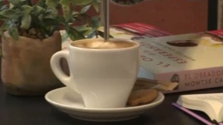 Una tassa de cafè sobre una taula