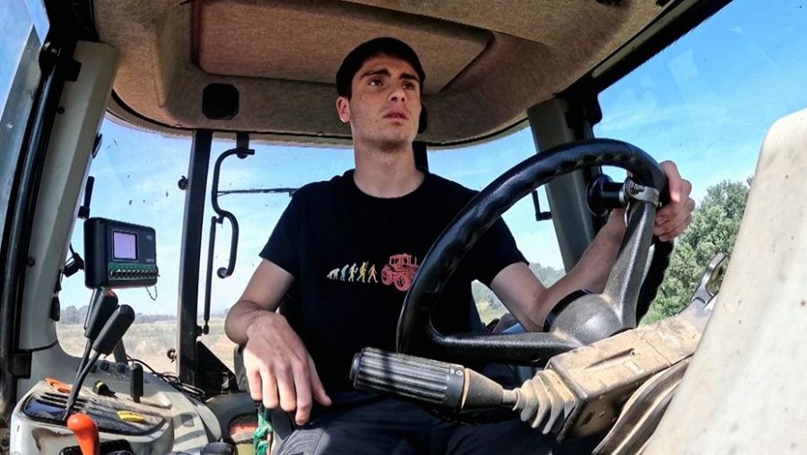 Pau Fenés dins un tractor