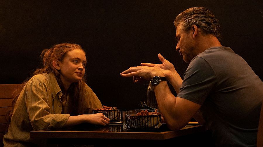 Sadie Sink y Eric Bana en 'La secta'
