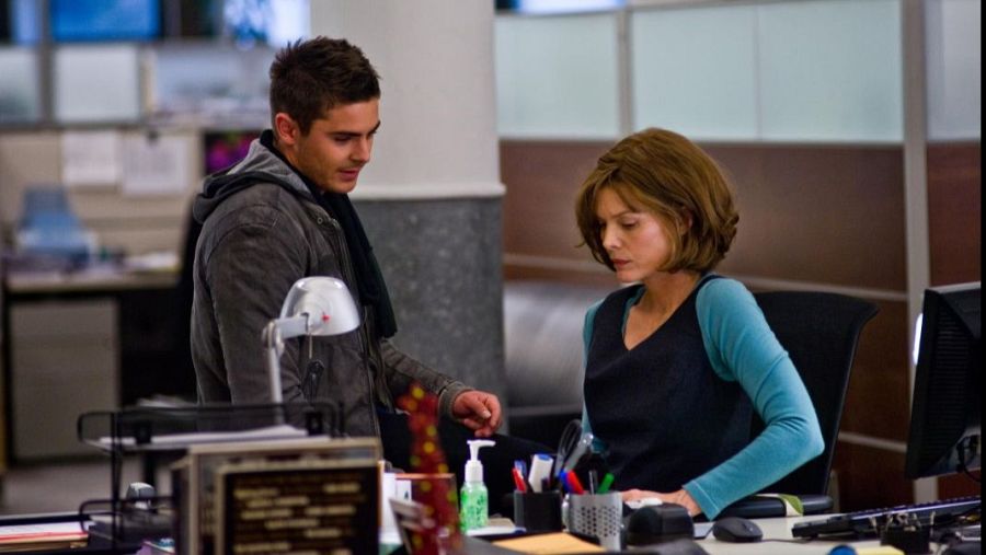 Zac Efron y Michell Pfeiffer en Noche de fin de año