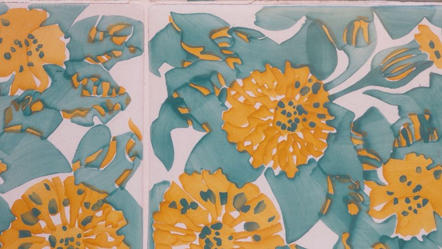 La rajola de les clavellines, inspirada en les flors de l’entorn