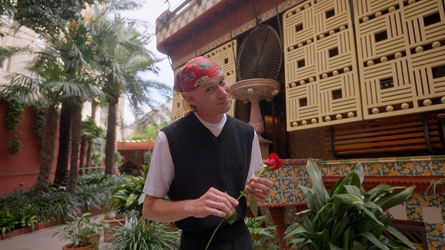Erik Harley amb una rosa al jardí de la Casa Vicens