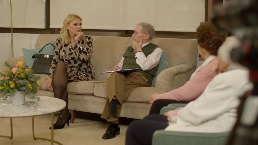 Residentes del Grupo Ballesol e integrantes del podcast `Entre amigos´ durante la grabación de la entrevista a Ainhoa Arteta.