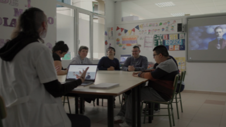 Grupo de jóvenes del Centro Ocupacional Pintor Rosales (Fundación SER) preparando su entrevista a La La Love You para el podcast `Échale papas´.